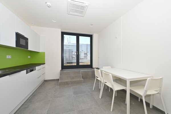 D1 3.5 Kancelář 20 m2 - zázemí kuchyňka