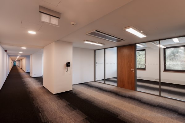 C II 2.03 Kancelář 500 m2 - Vstup a zasedací místnost